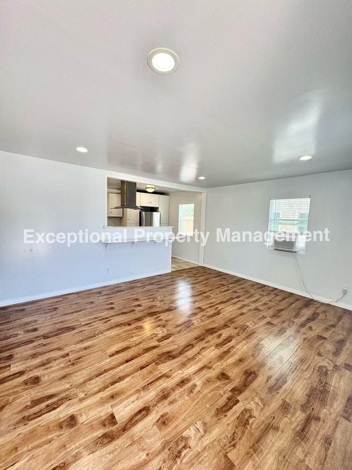 920 Western Ave - Photo 2 of 15