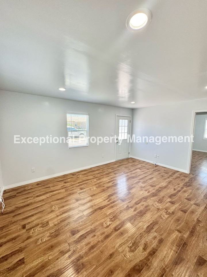 920 Western Ave - Photo 3 of 15