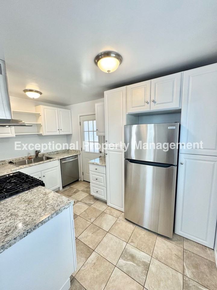 920 Western Ave - Photo 4 of 15