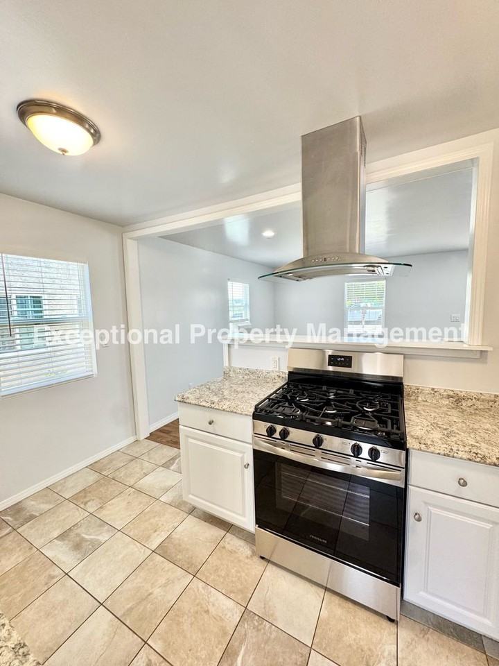 920 Western Ave - Photo 5 of 15