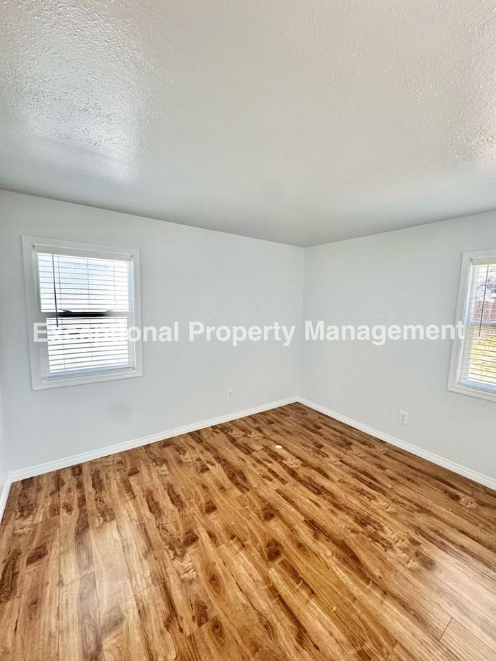 920 Western Ave - Photo 6 of 15