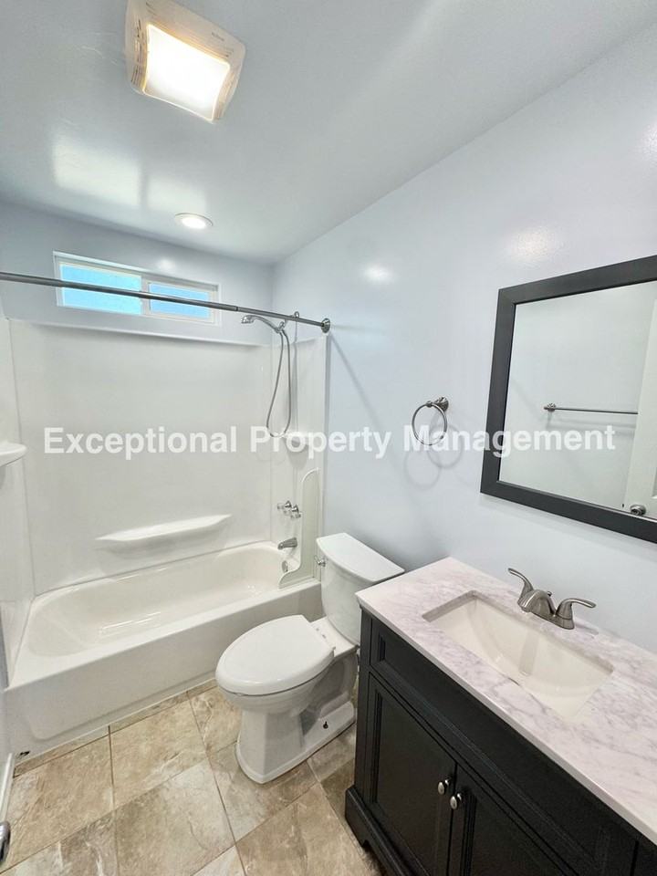 920 Western Ave - Photo 7 of 15