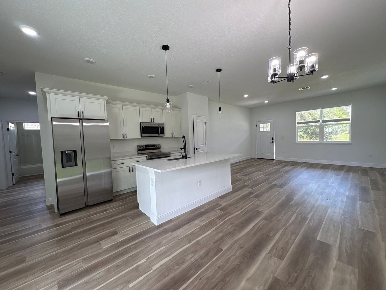 1852 W Quaker Ln - Photo 2 of 5