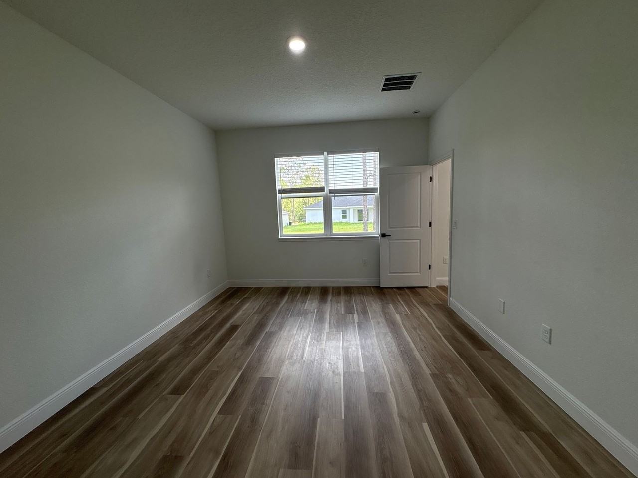 1852 W Quaker Ln - Photo 4 of 5