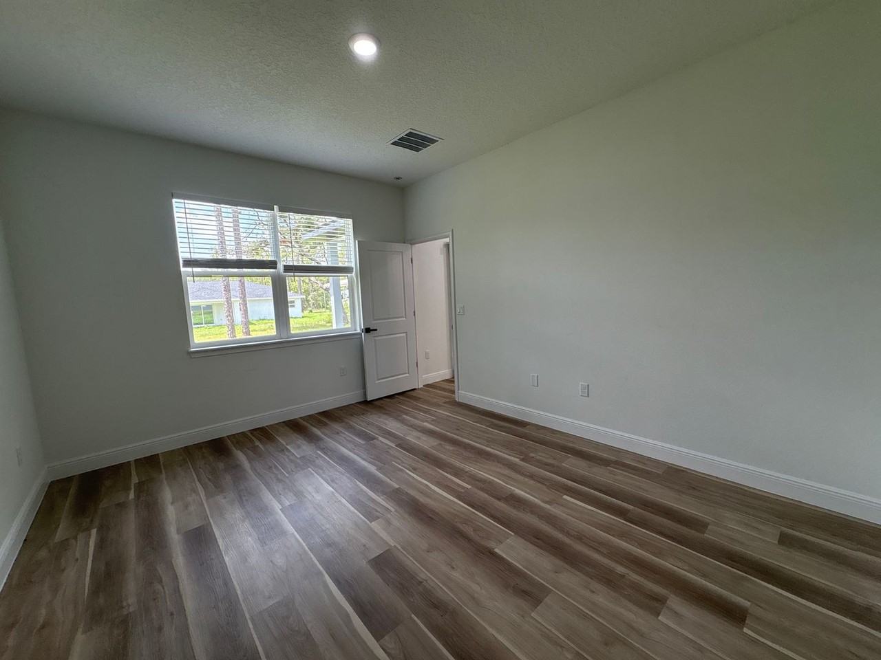 1852 W Quaker Ln - Photo 5 of 5