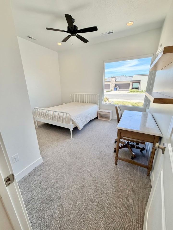 2932 E Snowberry Dr - Photo 2 of 47