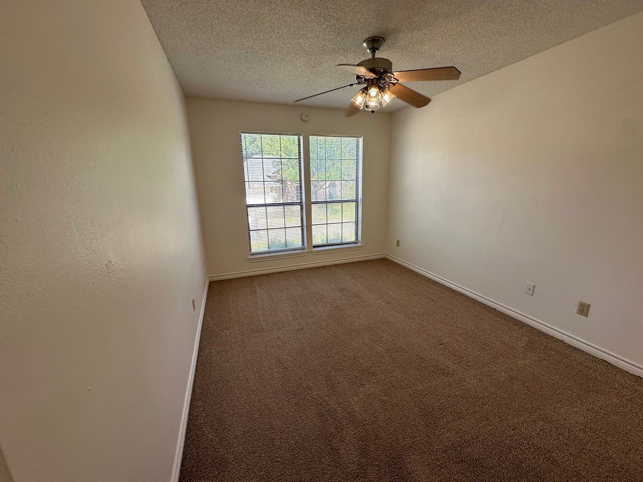 5885 Creekside Cir - Photo 5 of 31