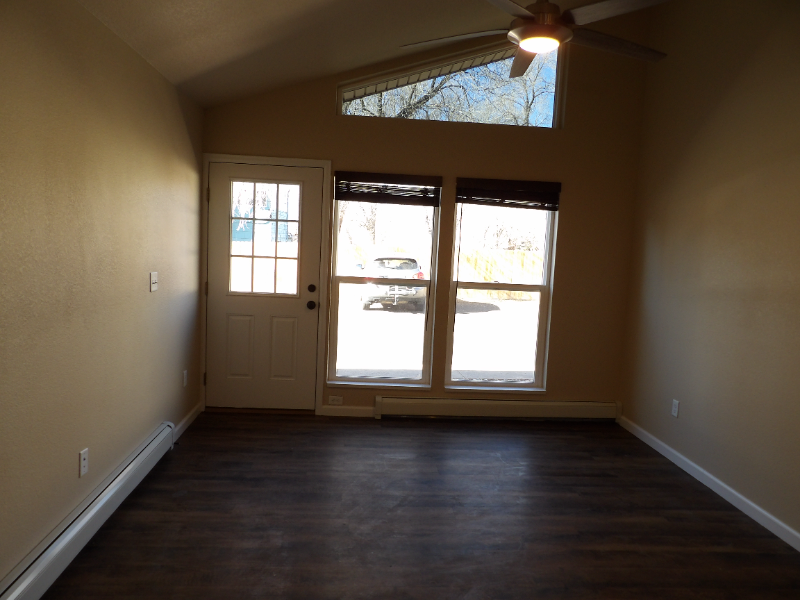 704 Yuma St - Photo 3 of 13