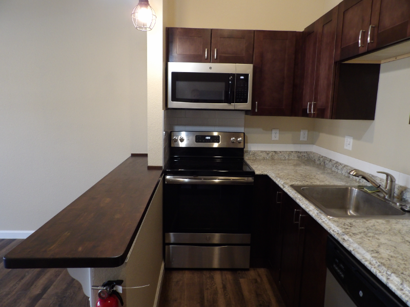 704 Yuma St - Photo 5 of 13