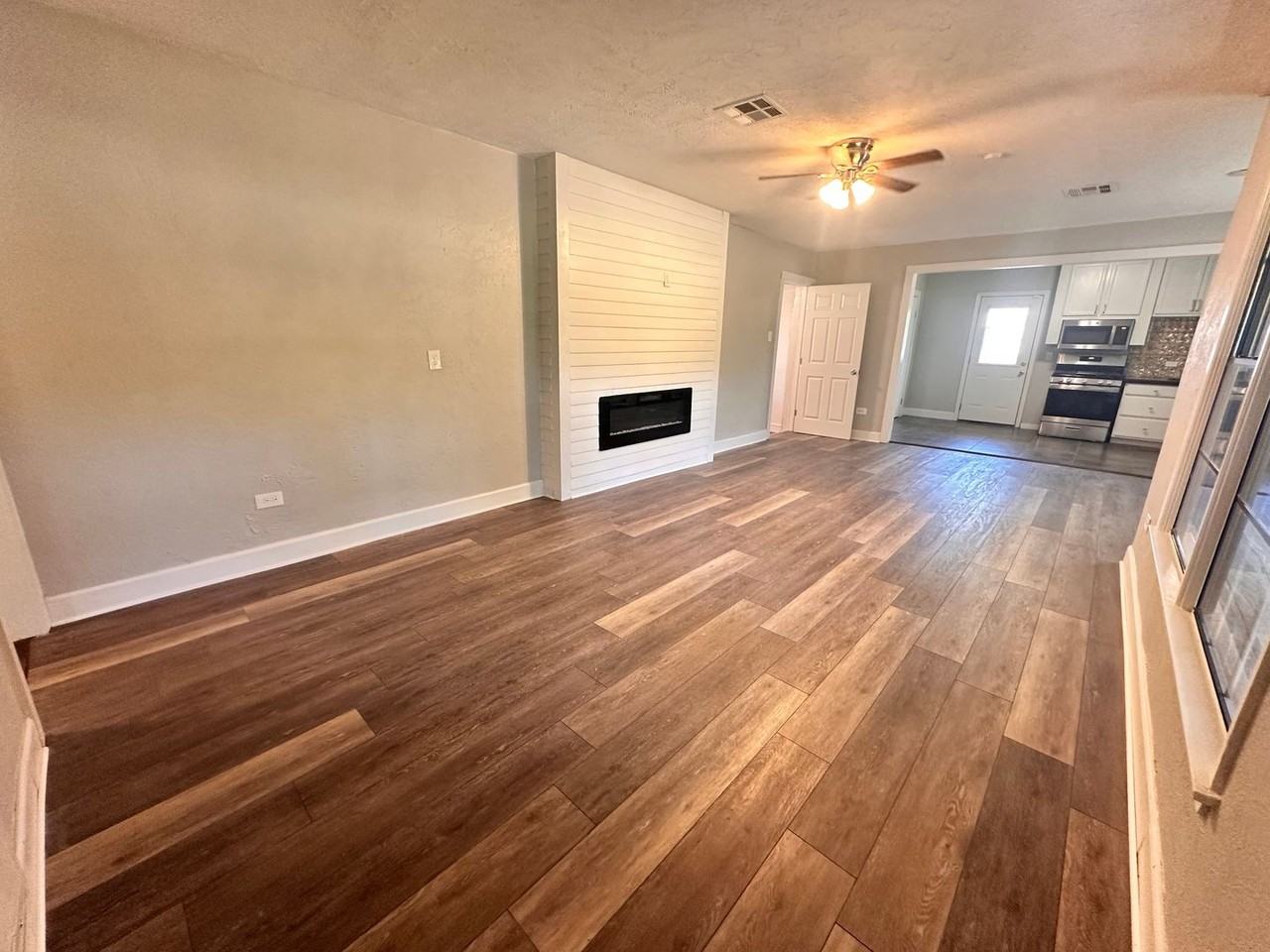2416 N 32nd St - Photo 4 of 25
