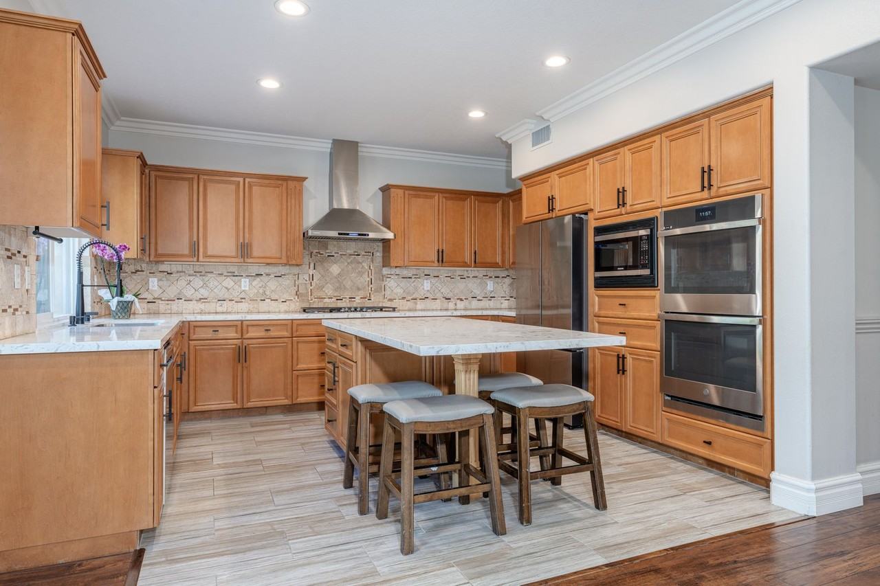 18571 Amalia Ln - Photo 6 of 43