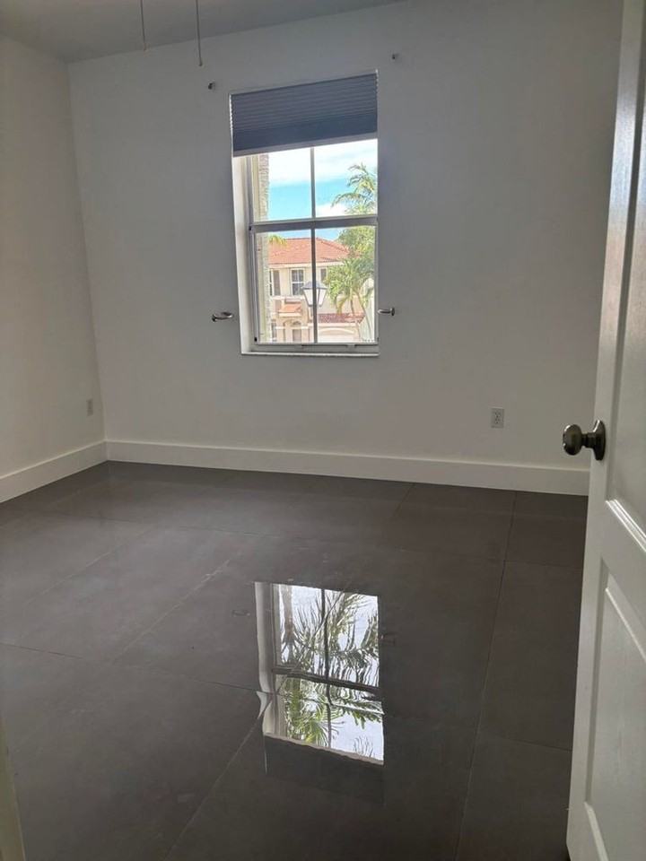 254 Riverwalk Cir - Photo 4 of 13