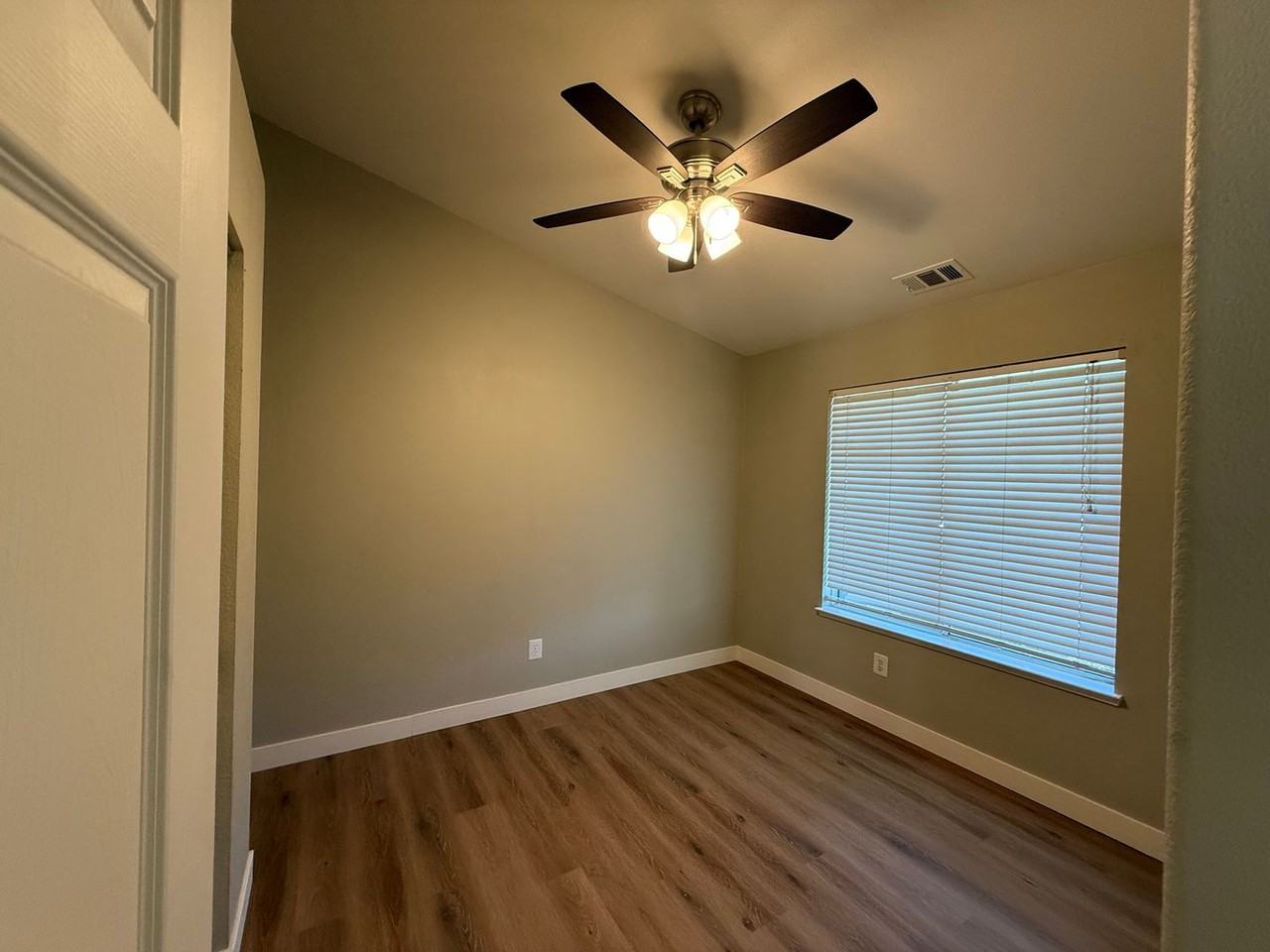 16664 Sheffield St - Photo 5 of 36