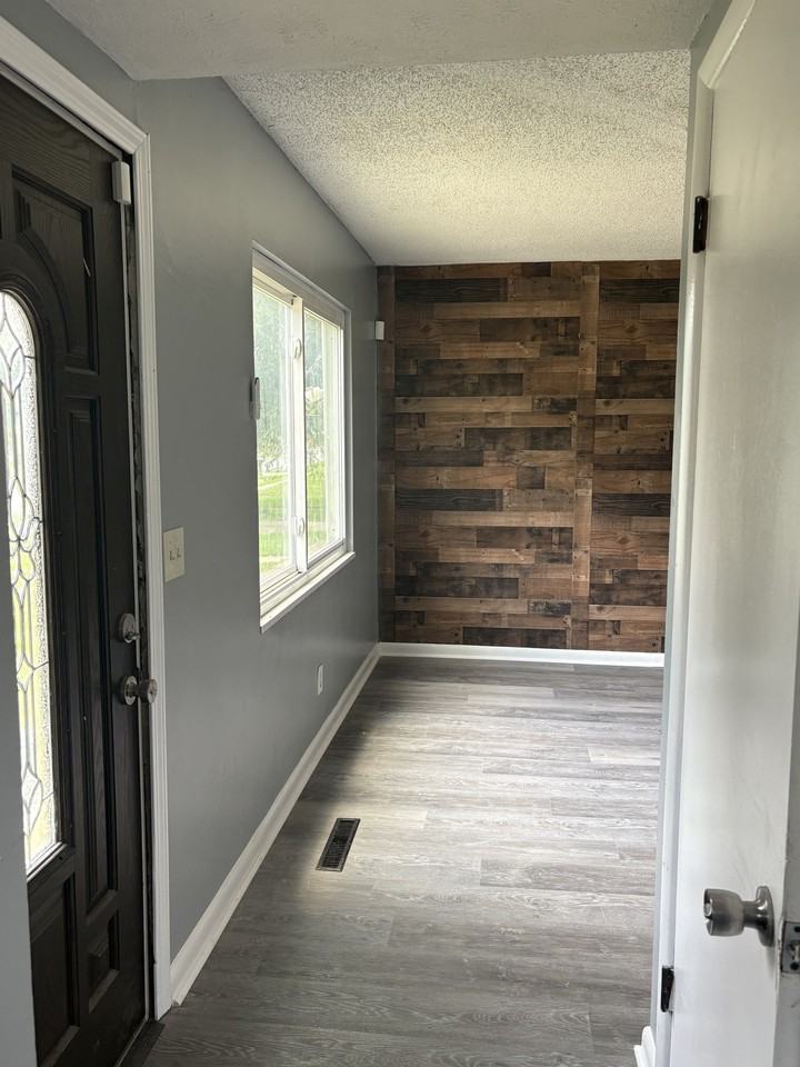2283 Hiawatha Park Dr - Photo 2 of 12