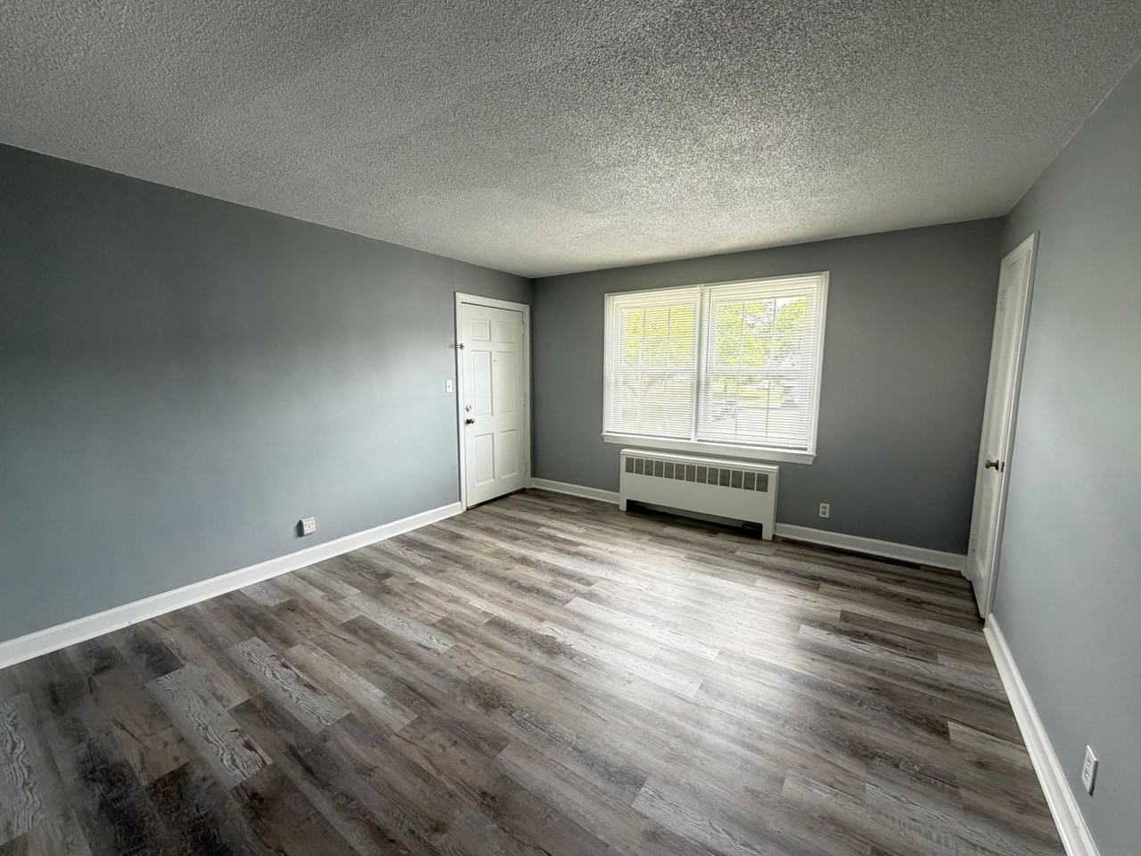 1400 Roslyn Dr - Photo 2 of 12