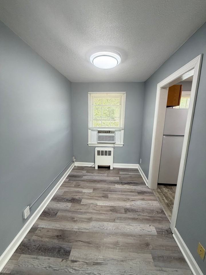 1400 Roslyn Dr - Photo 4 of 12