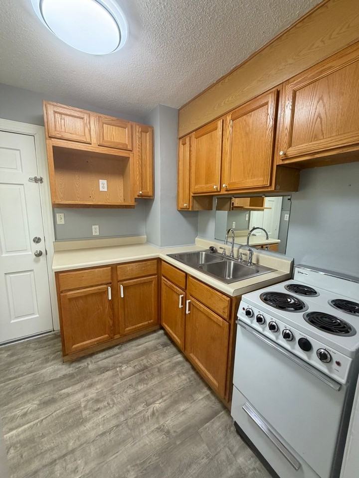 1400 Roslyn Dr - Photo 7 of 12