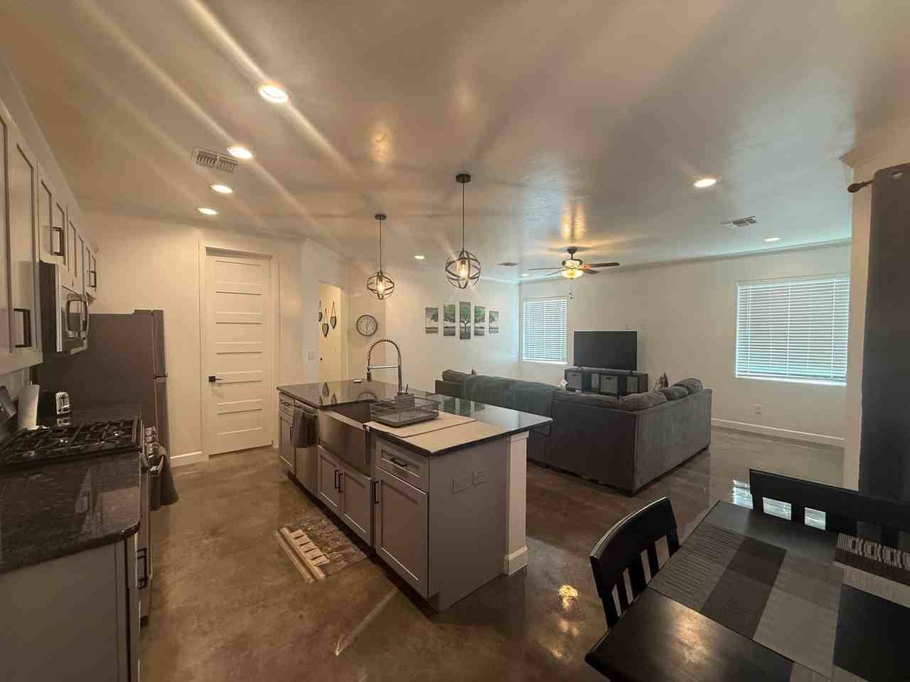 3561 N Burbank St - Photo 4 of 9