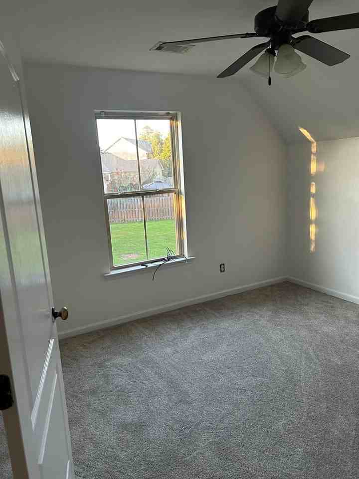 8017 Battle St - Photo 5 of 9