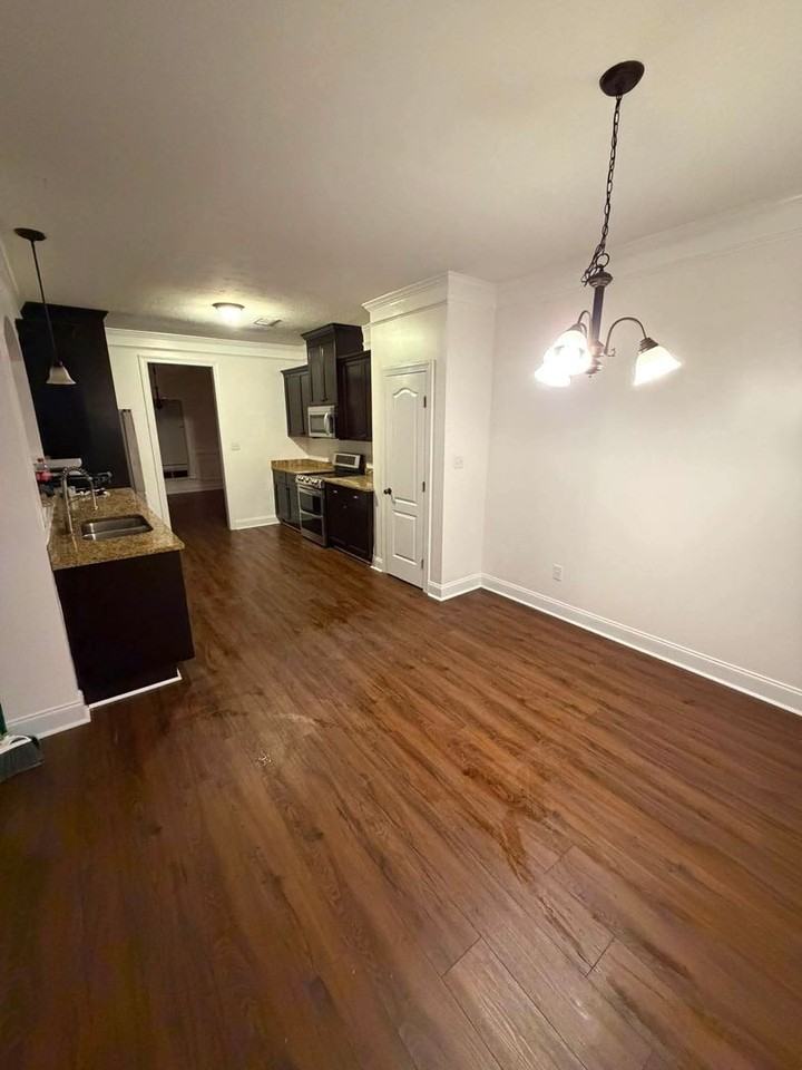 8017 Battle St - Photo 6 of 9