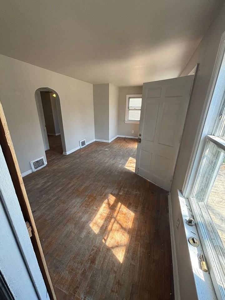 1216 W Mount Hope Ave - Photo 3 of 24