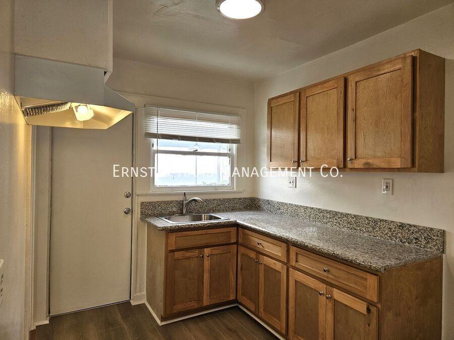1145 Linden Ave - Photo 5 of 12
