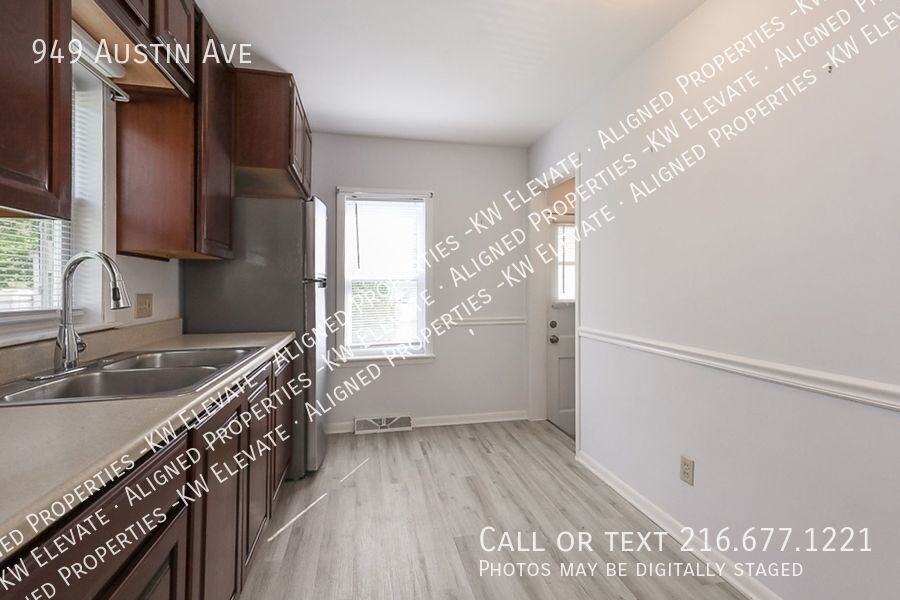 949 Austin Ave - Photo 3 of 27