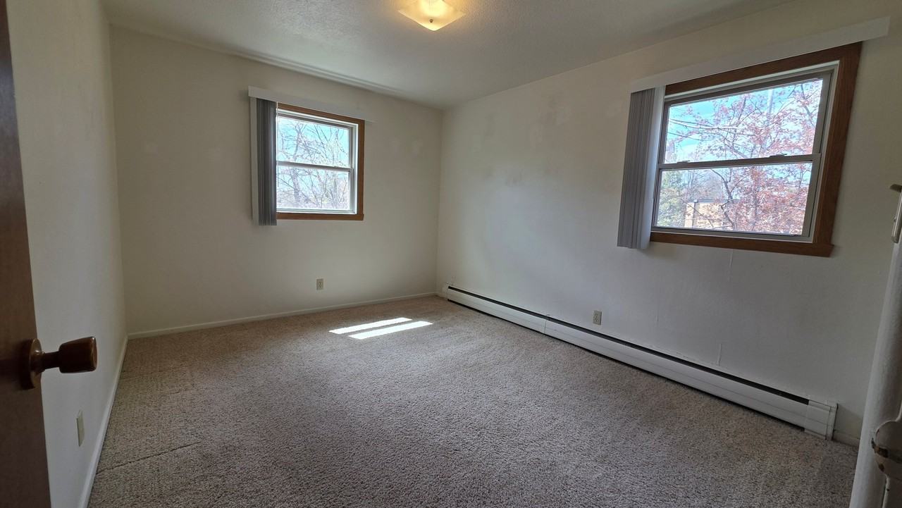 906 8th St S #5 - Photo 4 of 7