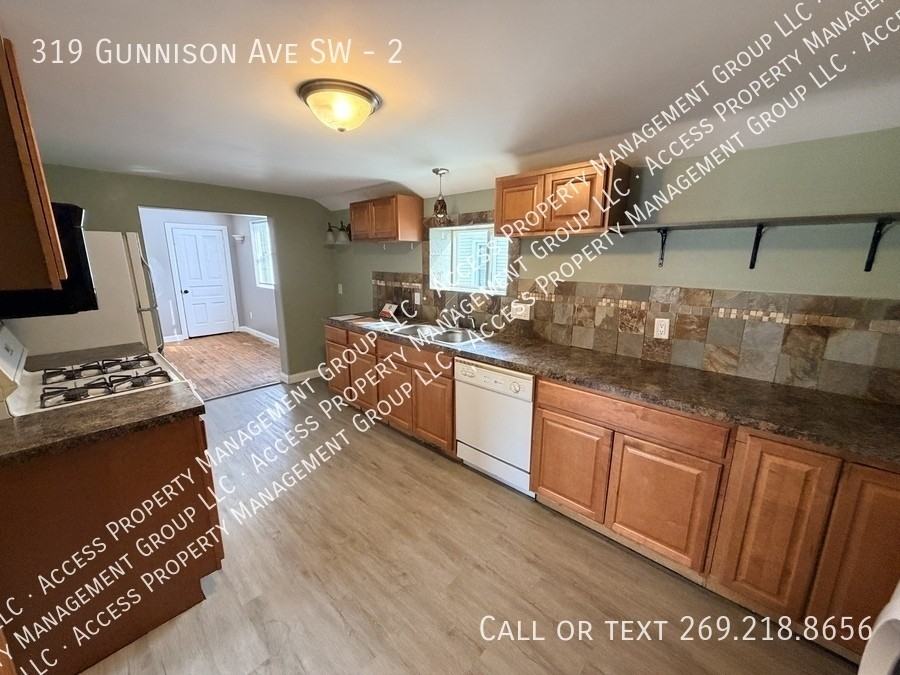 319 Gunnison Ave Sw #2 - Photo 5 of 22