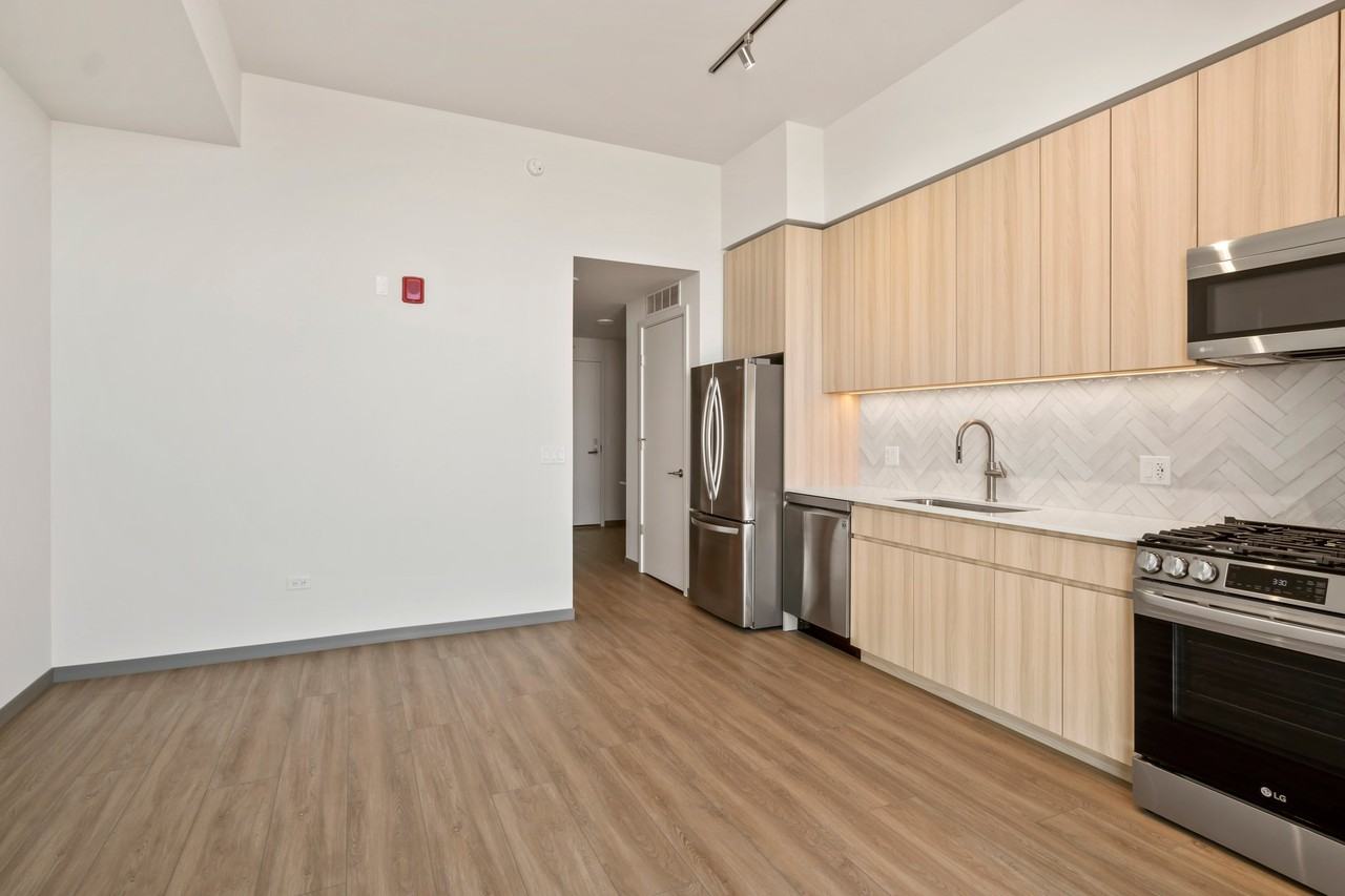 525 S Damen Ave - Photo 2 of 8