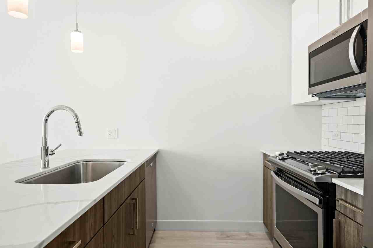 824 S Michigan Ave - Photo 3 of 10