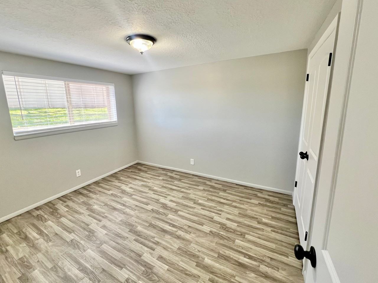 2211 Ne #3 - Photo 3 of 5
