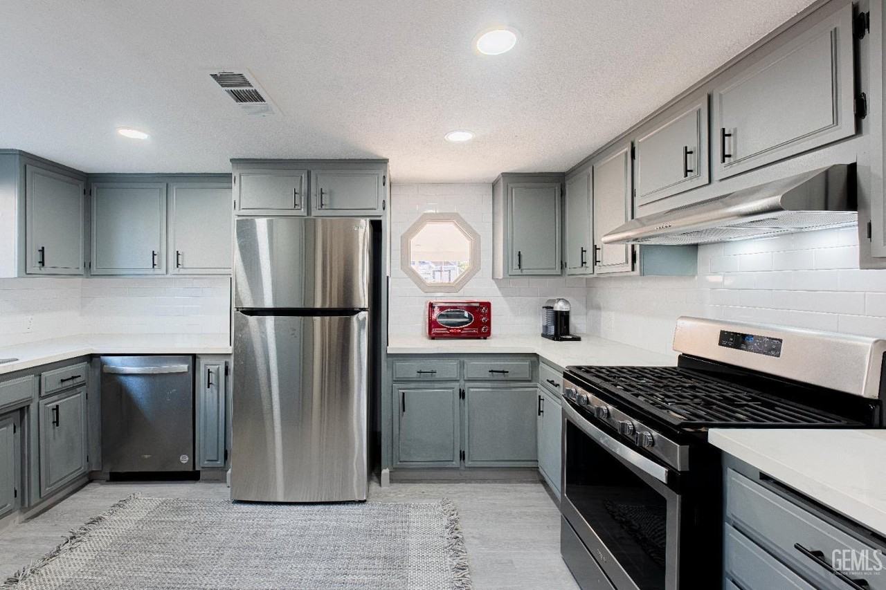 2709 California Ave #A - Photo 2 of 15