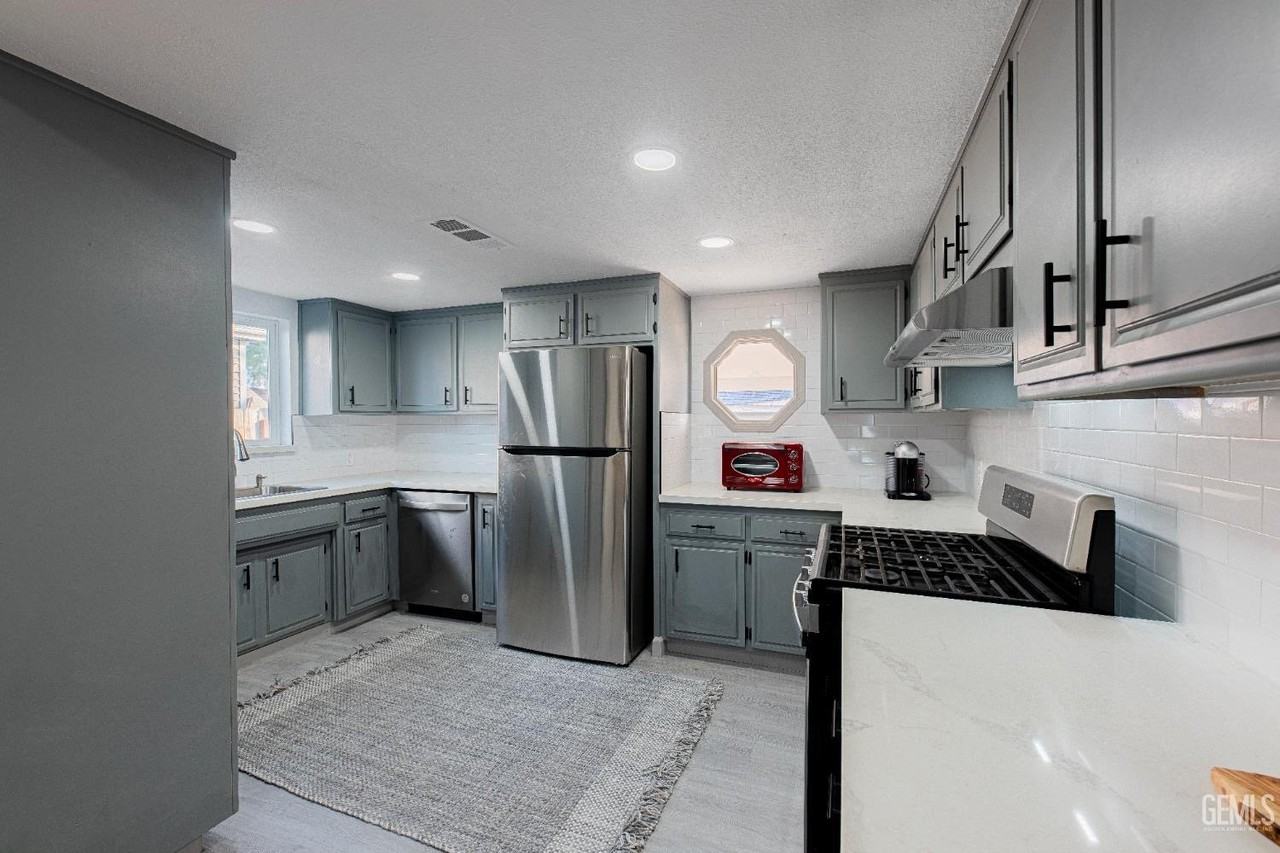 2709 California Ave #A - Photo 3 of 15