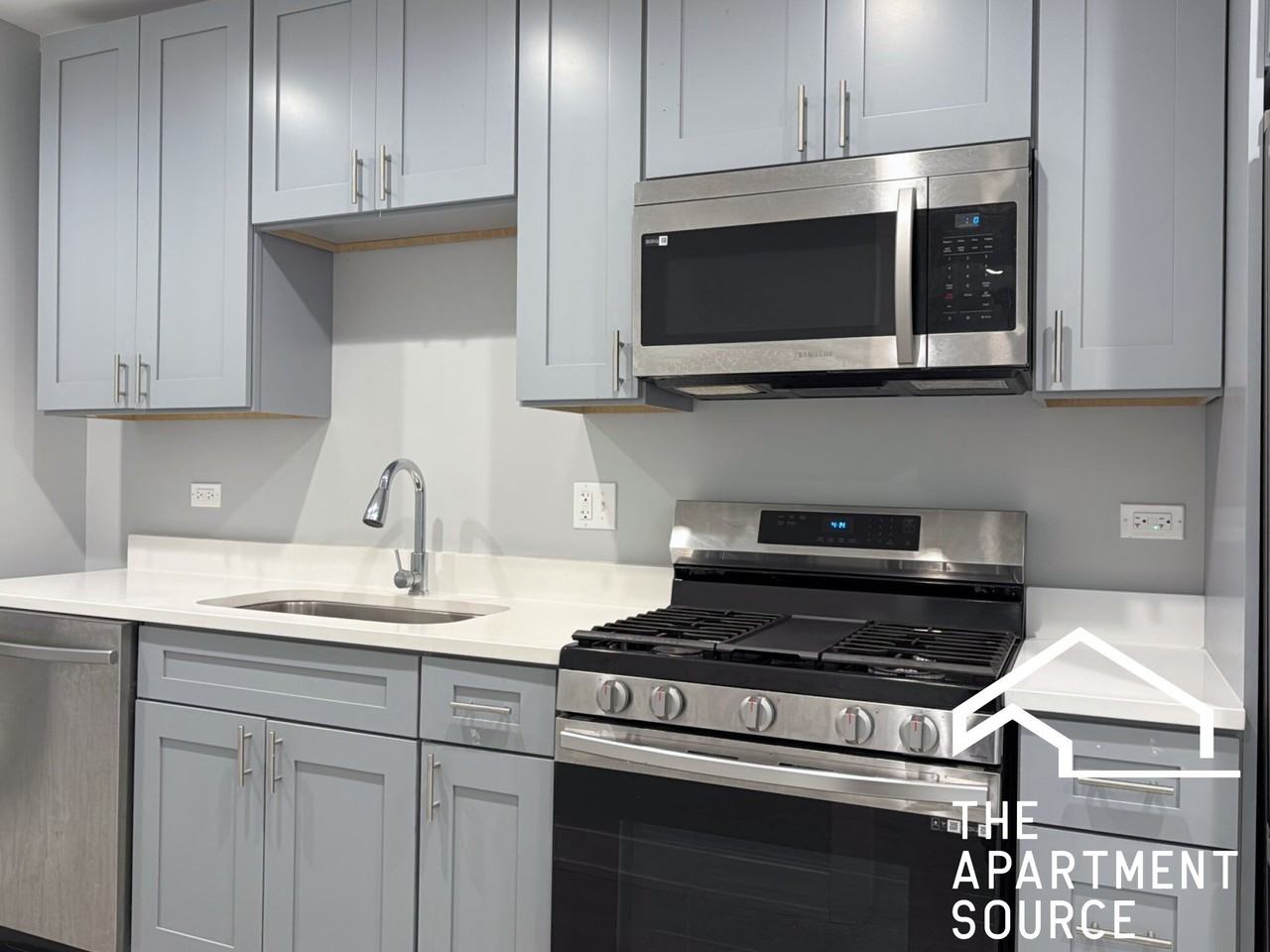 926 W 32nd Pl - Photo 3 of 20
