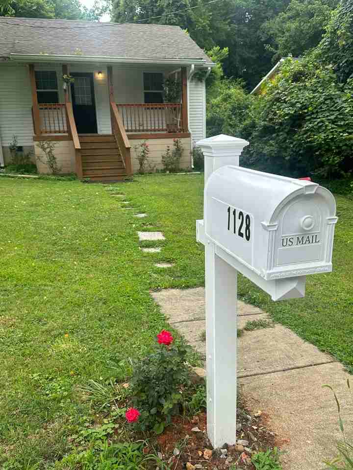 1128 Commerce St - Photo 2 of 13