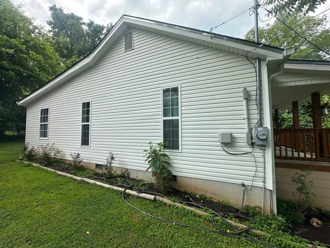1128 Commerce St - Photo 3 of 13