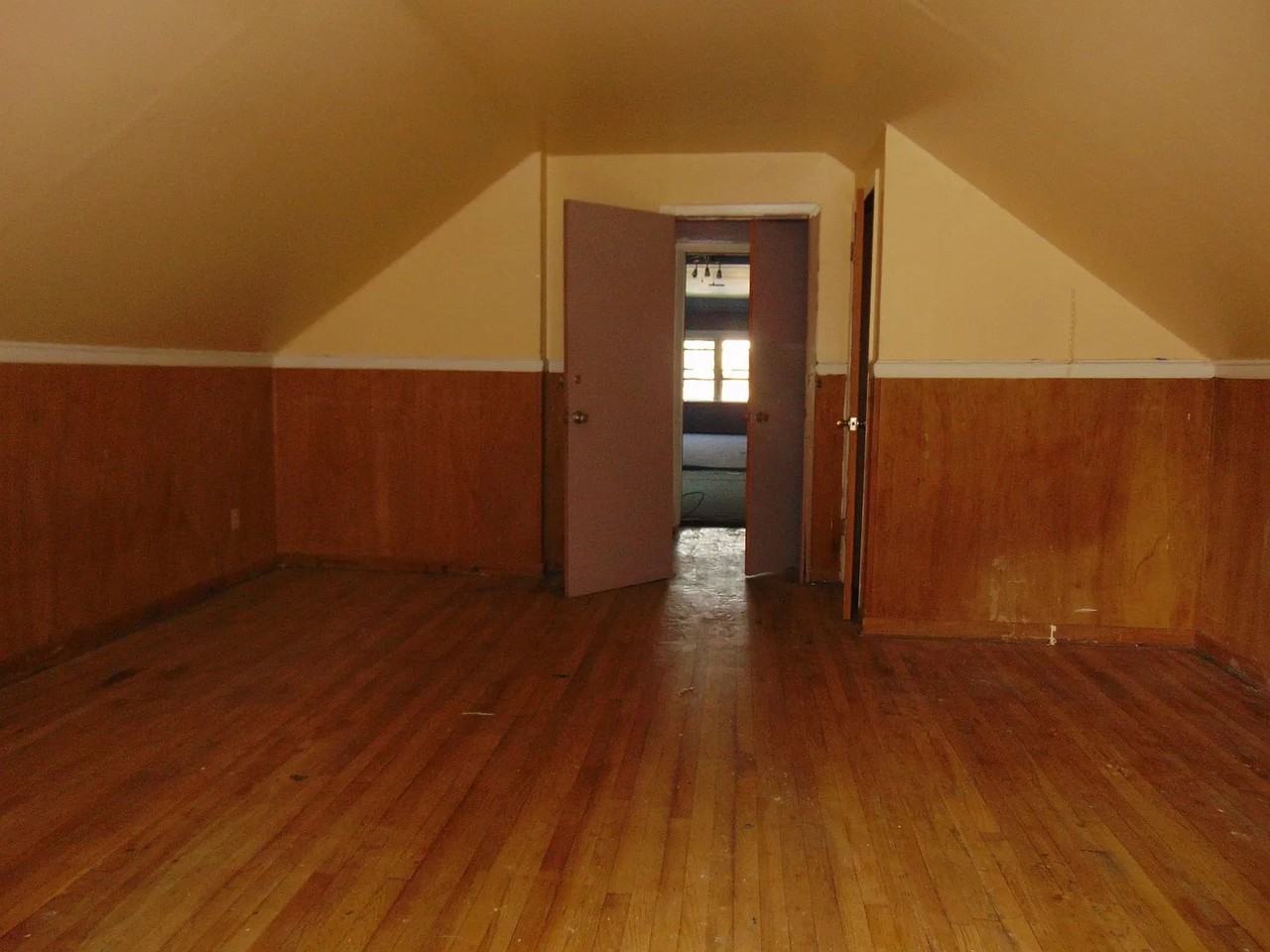 7637 S Eberhart Ave - Photo 6 of 10