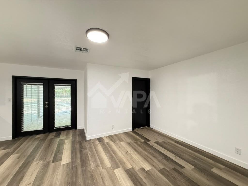 217 Avenue E St - Photo 3 of 20