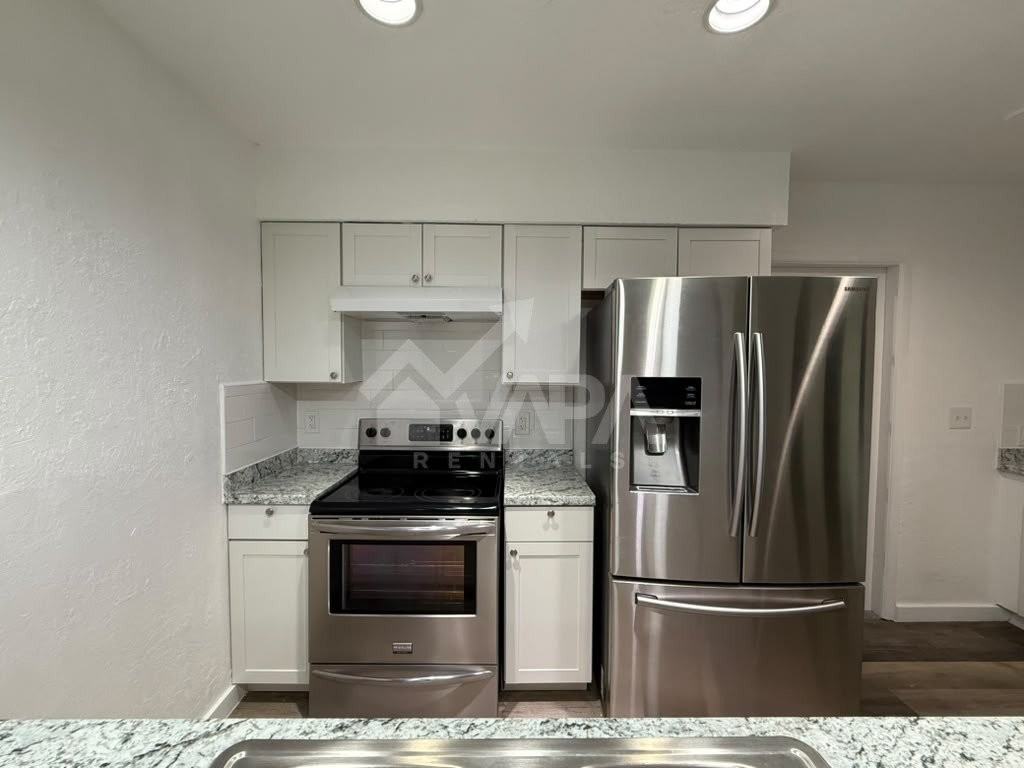 217 Avenue E St - Photo 4 of 20