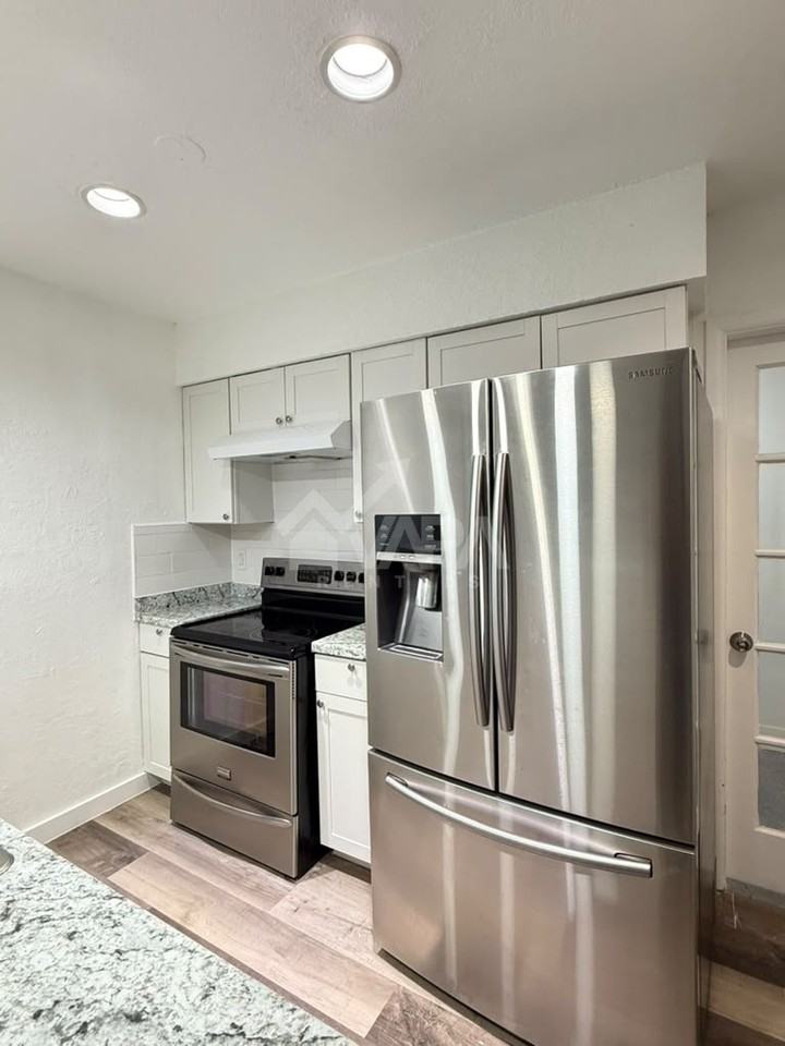 217 Avenue E St - Photo 5 of 20