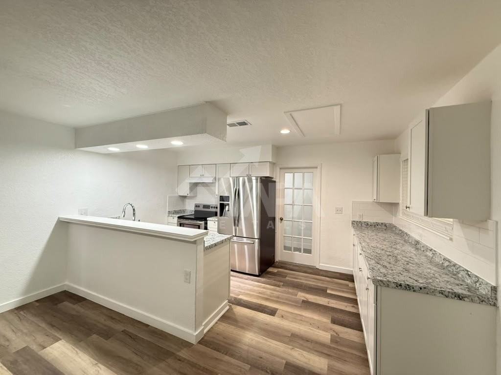 217 Avenue E St - Photo 6 of 20