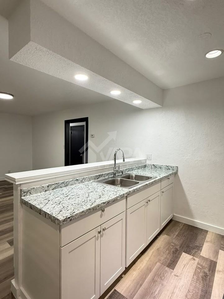 217 Avenue E St - Photo 7 of 20