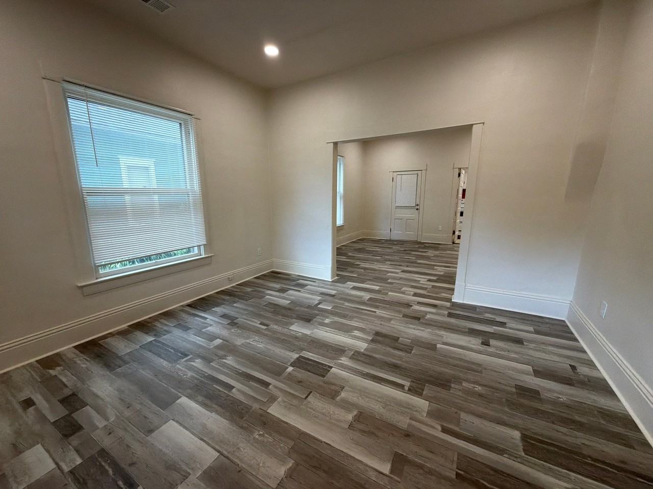511 E 9th St - Photo 3 of 19