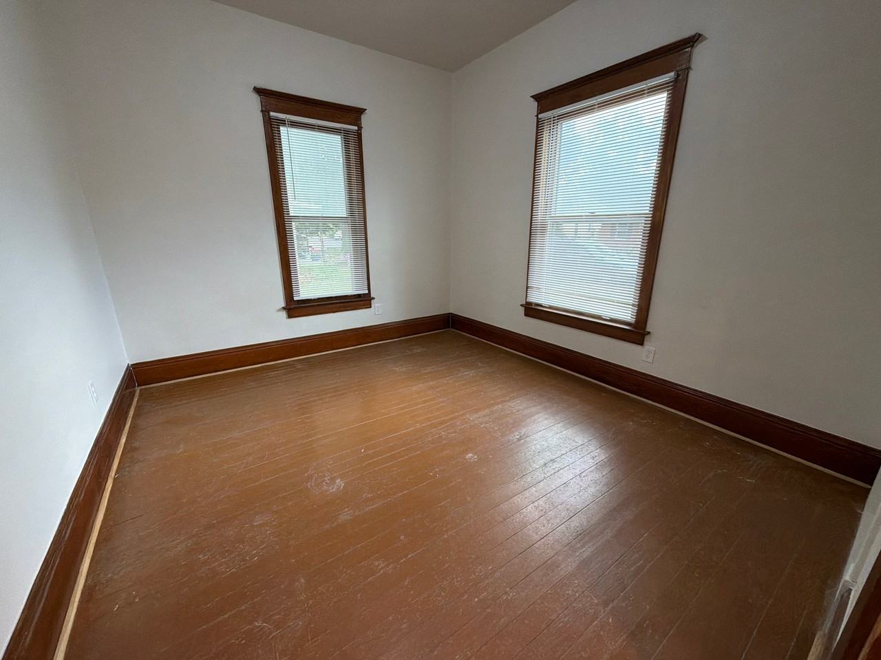 511 E 9th St - Photo 5 of 19