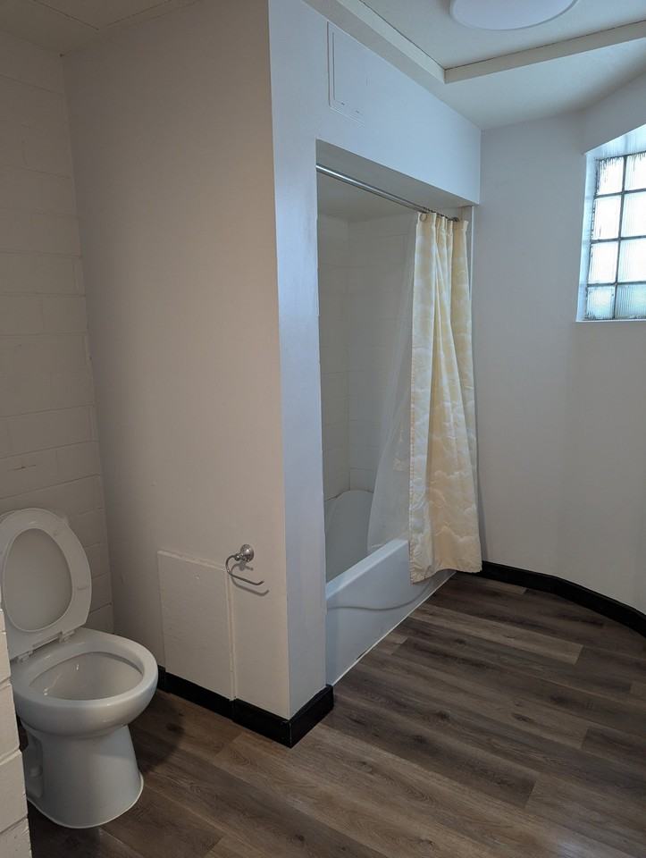 480 Park St E #4 - Photo 6 of 11