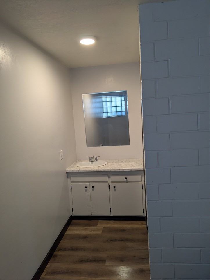 480 Park St E #4 - Photo 7 of 11