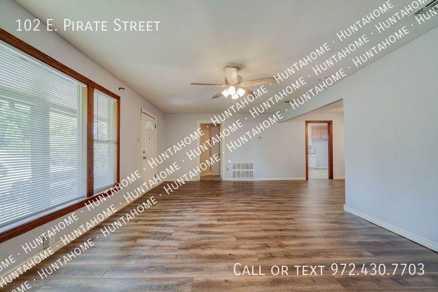 102 E Pirate St - Photo 3 of 24