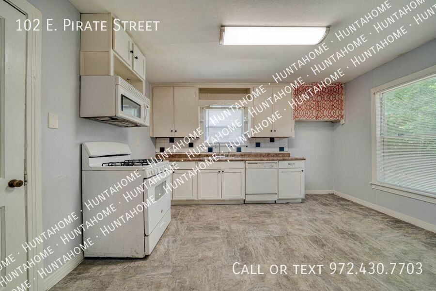 102 E Pirate St - Photo 4 of 24