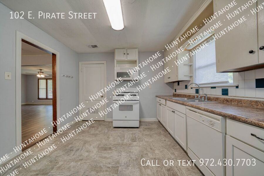 102 E Pirate St - Photo 5 of 24